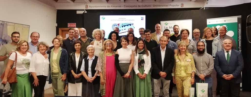 Foto_de_grupo_de_los_representantes_institucionales_y_los_de_las_empresas