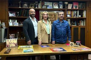 Clara, Francisco y Rafael Paredes en el despacho de su padre José Paredes