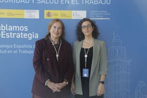Adela Quinzá-Torroja, del ISSGA, y Aitana Garí, del INSST, en la inaguración del Congreso de SST