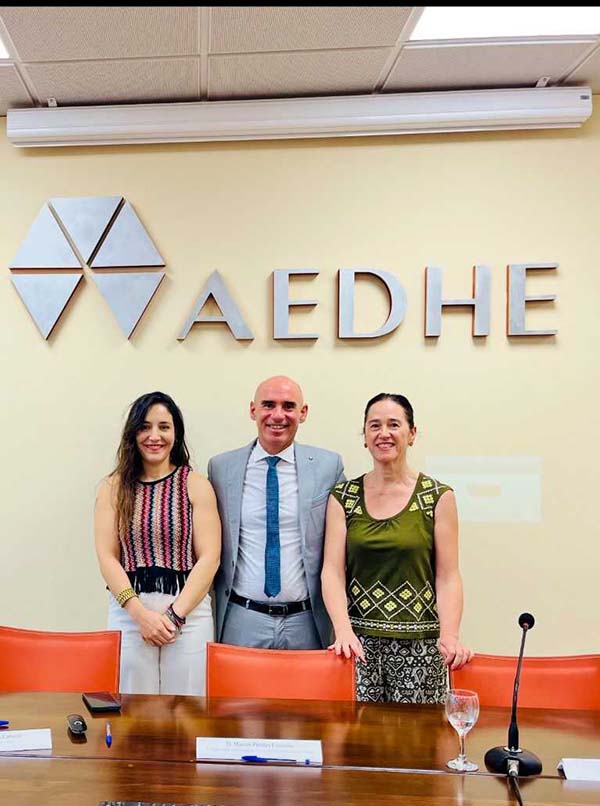 Jose Luis Martinez junto a Mª Val Fuerte y Silvia Ucles de AEDHE